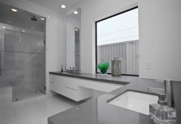 Gris Expo Silestone Quartz Bathroom