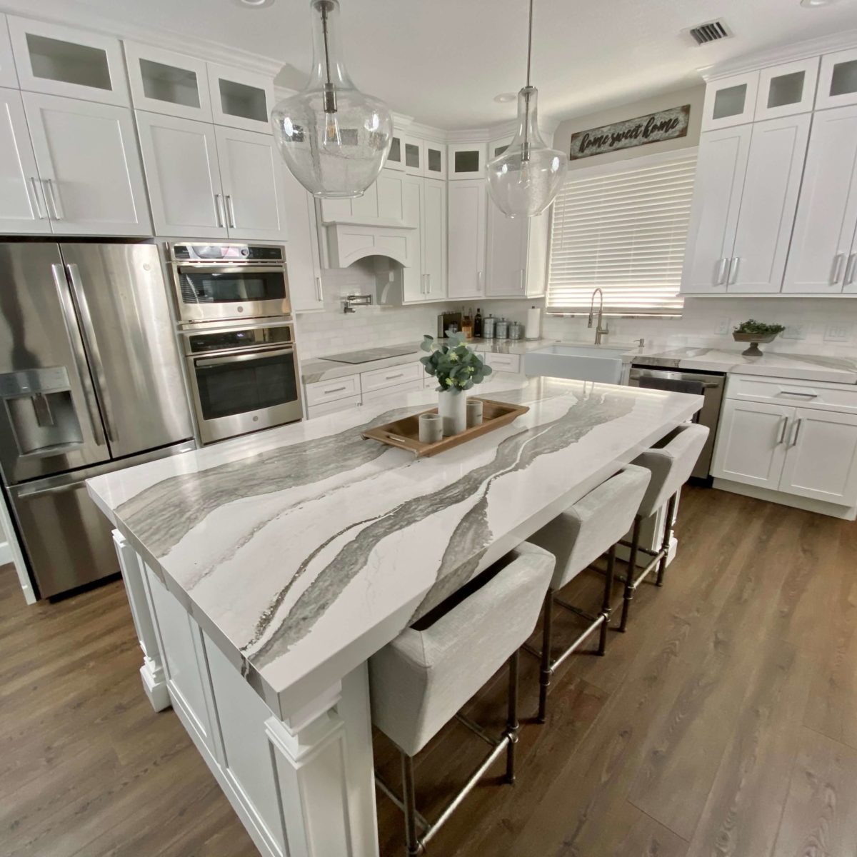 Skara Brae Cambria Quartz Island with Glass Pendant Lights with White Shaker Cabinets 6CM Edge