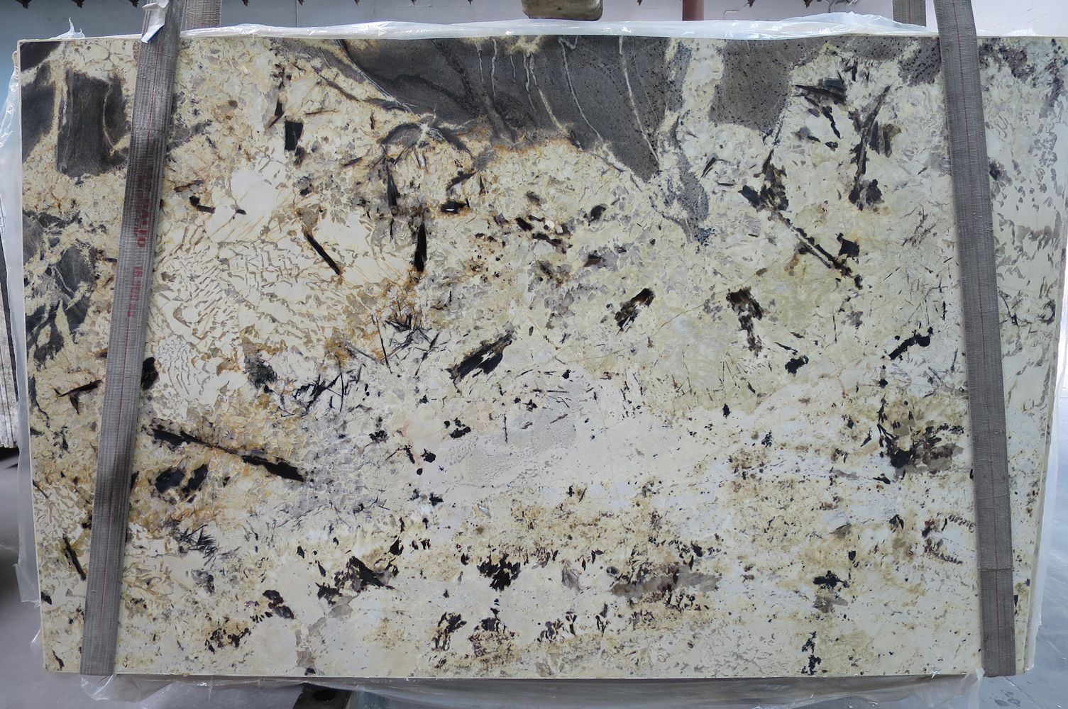 Luz De Oro Granite Full Slab