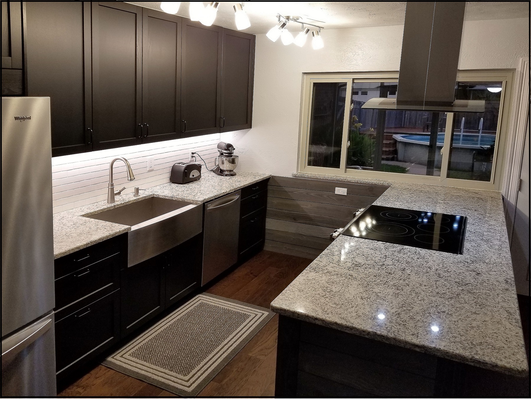 White Dallas Granite Kitchen1